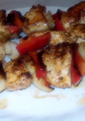 Una foto de brochetas morunas