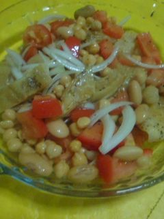 Una foto de Bacalao con legumbres en ensalada