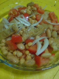 Una foto de Bacalao con legumbres en ensalada