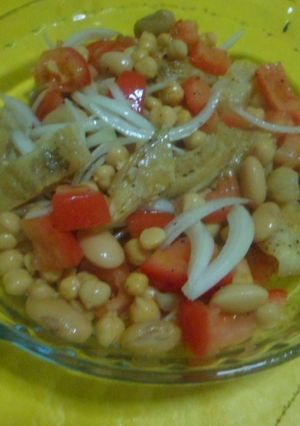 Una foto de Bacalao con legumbres en ensalada