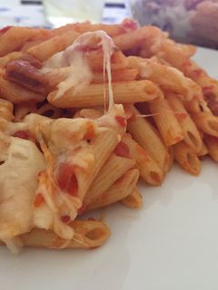 Una foto de Macarrones con salsa de tomate y chorizo picante 
