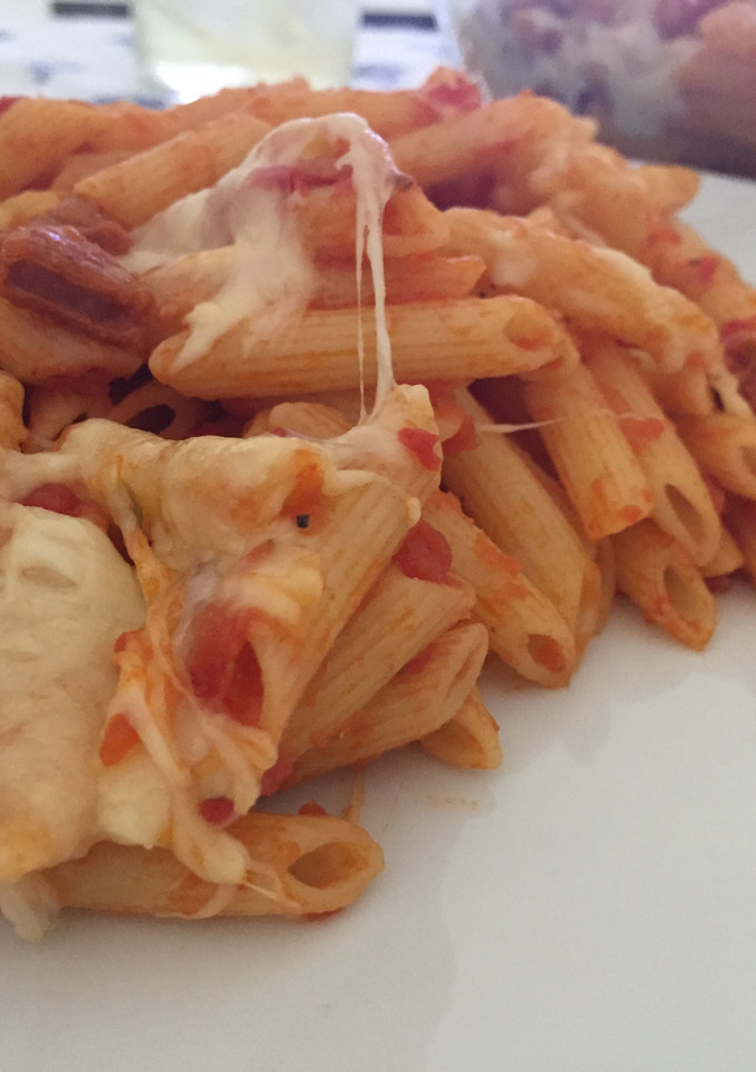 Una foto de Macarrones con salsa de tomate y chorizo picante 