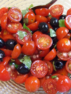 Una foto de Ensalada de tomatitos cherry, aceitunas y granada