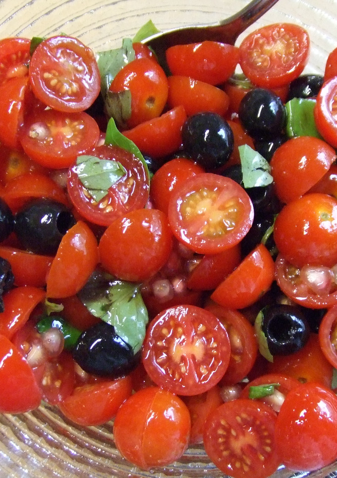 Una foto de Ensalada de tomatitos cherry, aceitunas y granada 