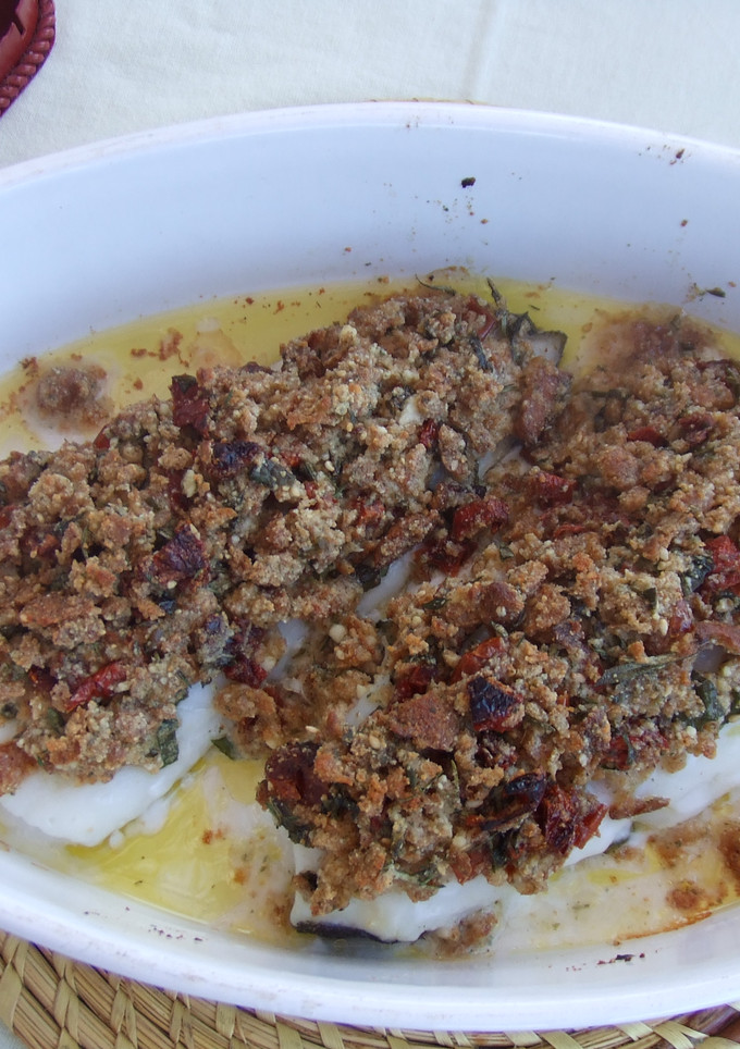 Una foto de Bacalao fresco con tomates secados al sol al aroma de lima