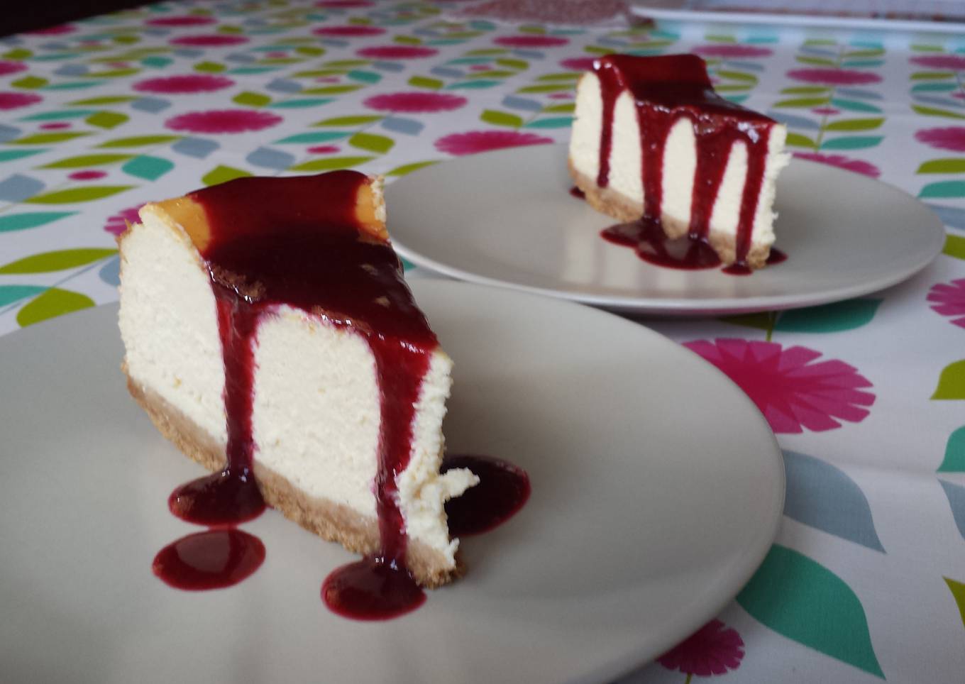Tarta de queso con salsa de frutas del bosque