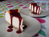 Tarta de queso con salsa de frutas del bosque