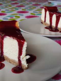 Una foto de Tarta de queso con salsa de frutas del bosque