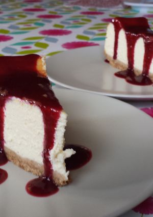Una foto de Tarta de queso con salsa de frutas del bosque