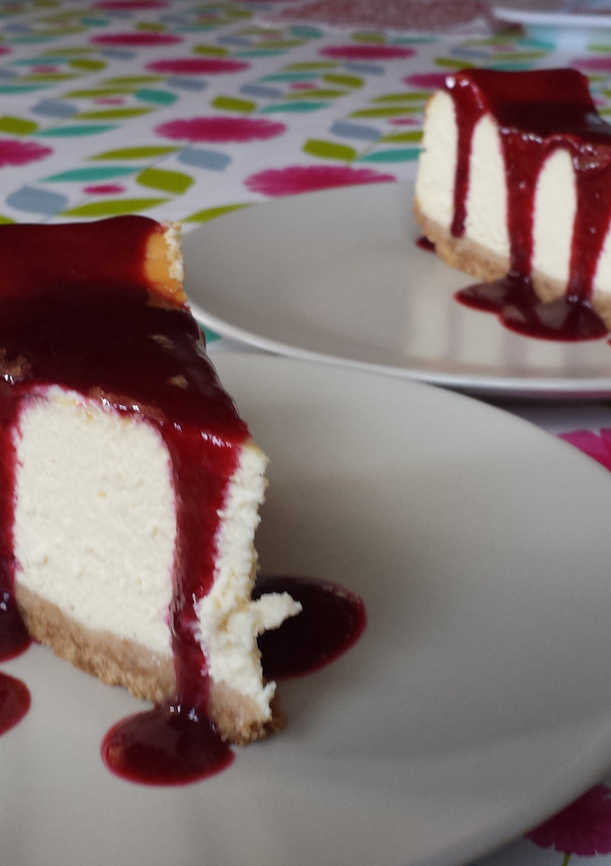 Una foto de Tarta de queso con salsa de frutas del bosque