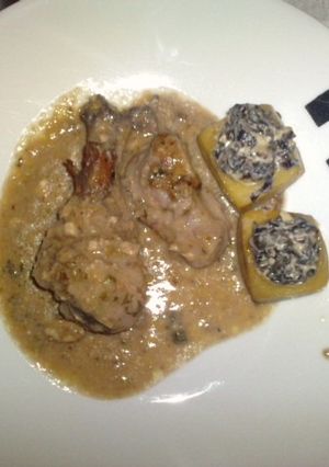 Una foto de Pollo con nueces y patatas en cubos