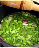 Caldo de alitas de pollo con nopales