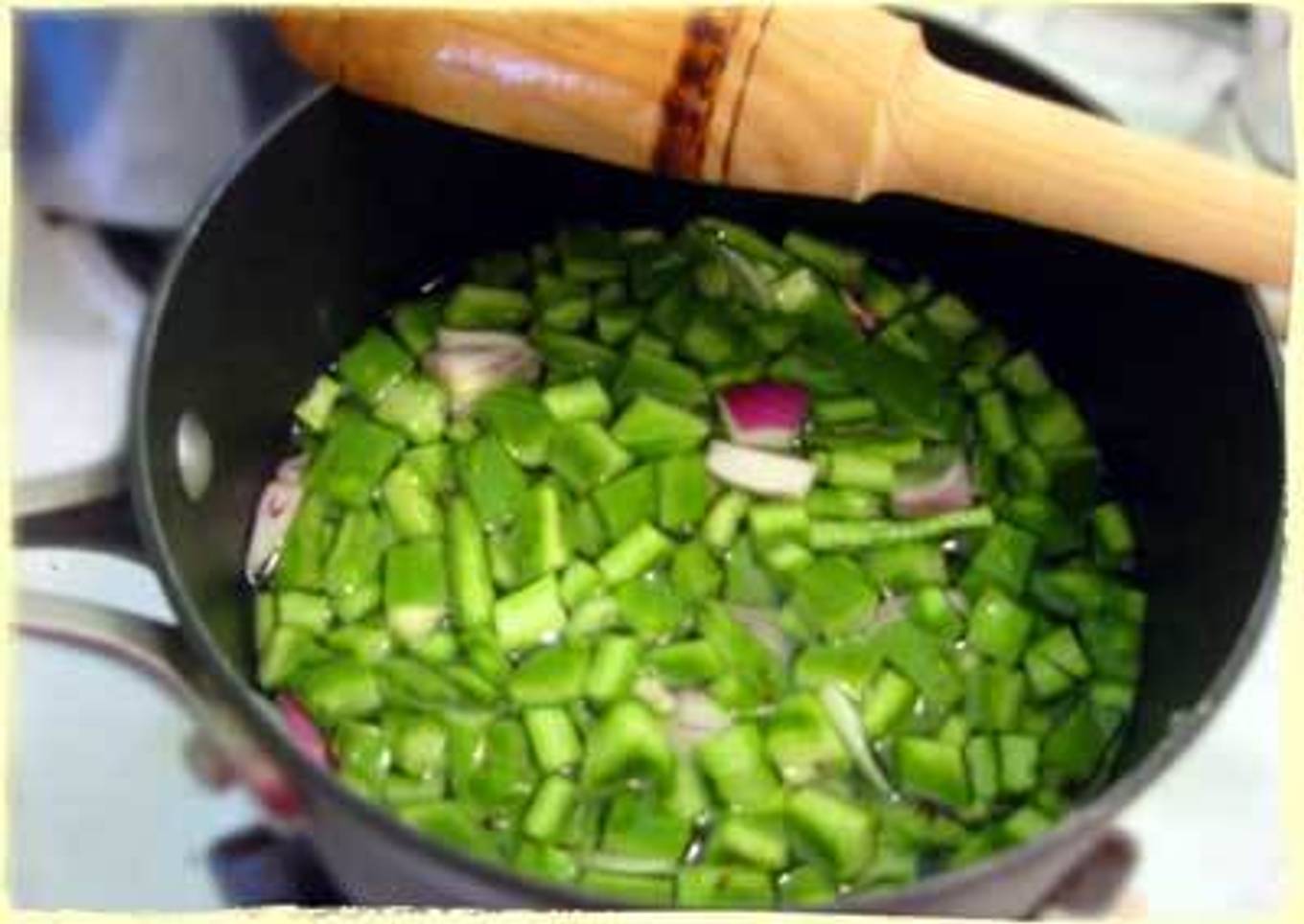 Caldo de alitas de pollo con nopales<br />