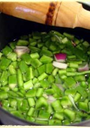 Una foto de Caldo de alitas de pollo con nopales