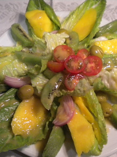 Una foto de Ensalada con salsa de mango
