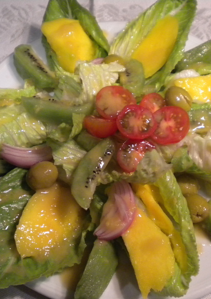 Una foto de Ensalada con salsa de mango