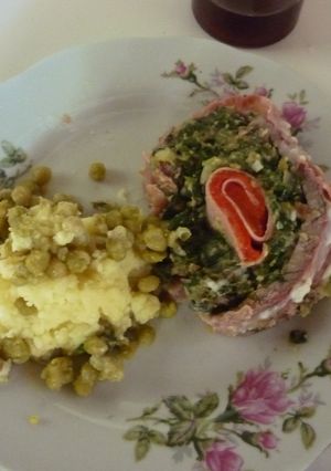 Una foto de Moldeado de carne con jamón cocido y espinacas