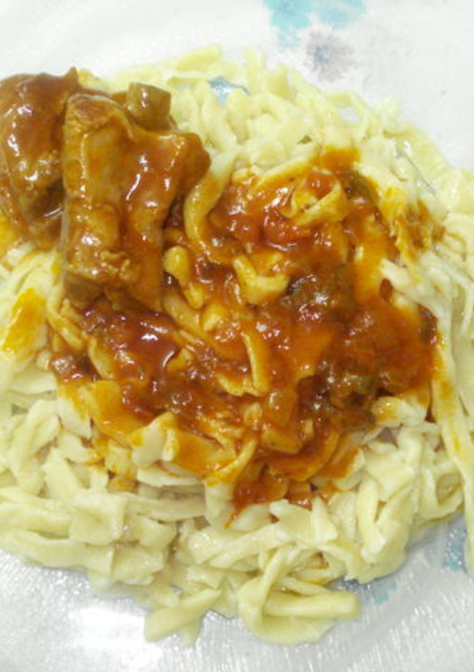 Una foto de Tallarines caseros con tuco y costillas de cerdo