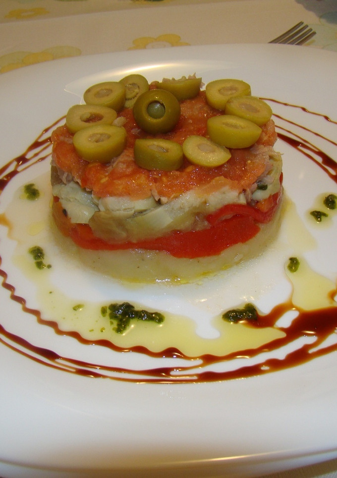 Una foto de Timbal de variado de verduras y atún