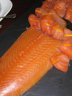 Una foto de Salmón al eneldo y sal ahumado