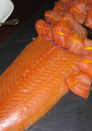 Una foto de Salmón al eneldo y sal ahumado