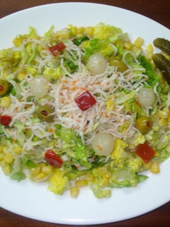 Una foto de Ensalada con pikles y surimí rallado