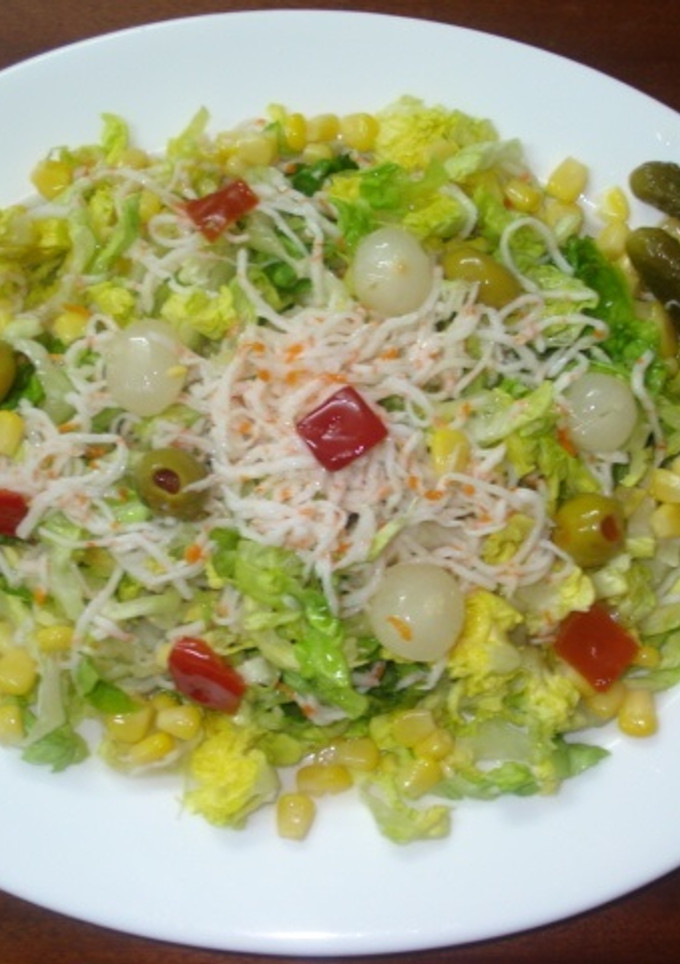 Una foto de Ensalada con pikles y surimí rallado