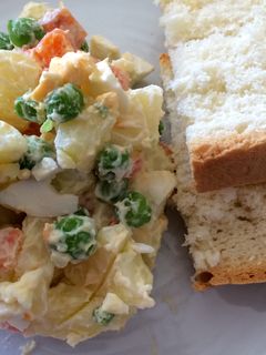 Una foto de Ensalada rusa (papas, zanahorias y arvejas)