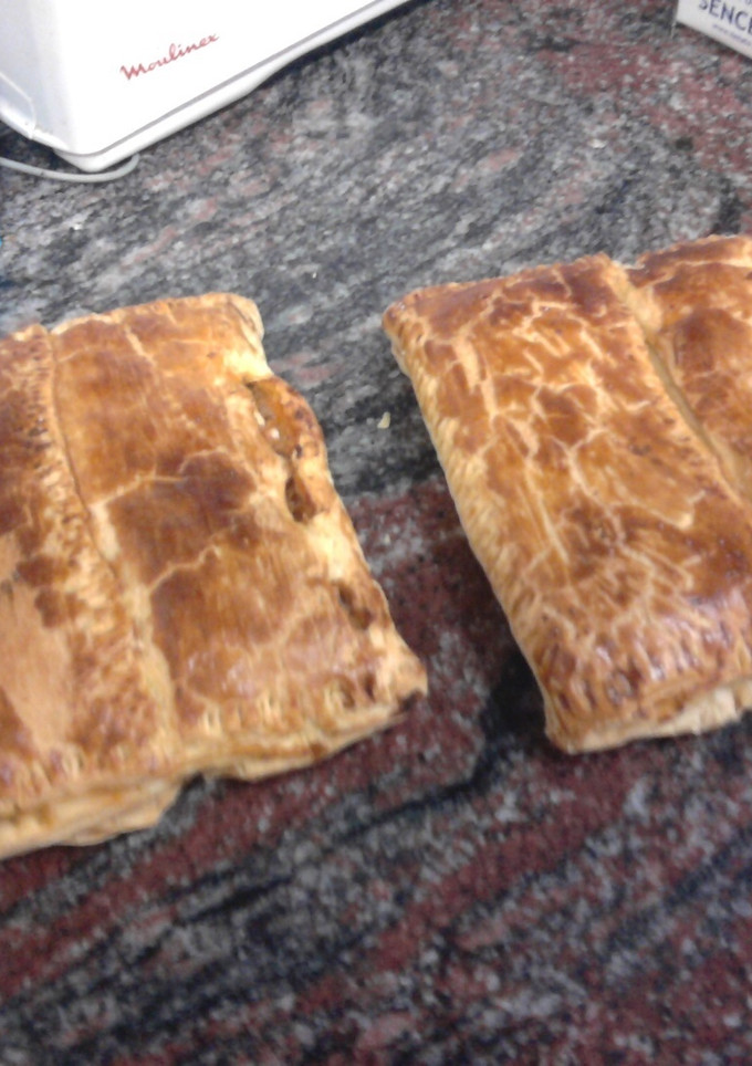 Una foto de Empanada de atún con olivas