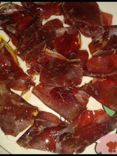 Una foto de Cecina con cebolla caramelizada