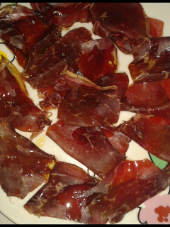 Una foto de Cecina con cebolla caramelizada