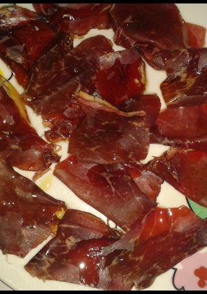 Una foto de Cecina con cebolla caramelizada