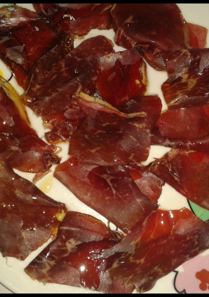 Una foto de Cecina con cebolla caramelizada