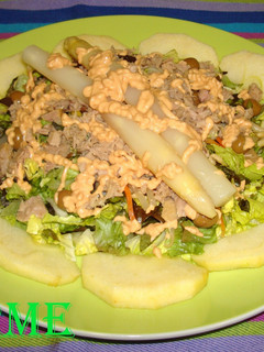 Una foto de Ensalada de manzana, atún y esparragos