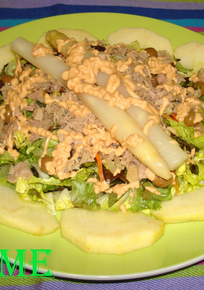 Una foto de Ensalada de manzana, atún y esparragos