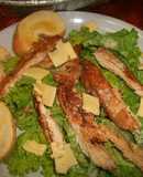 Ensalada César de pollo al pesto
