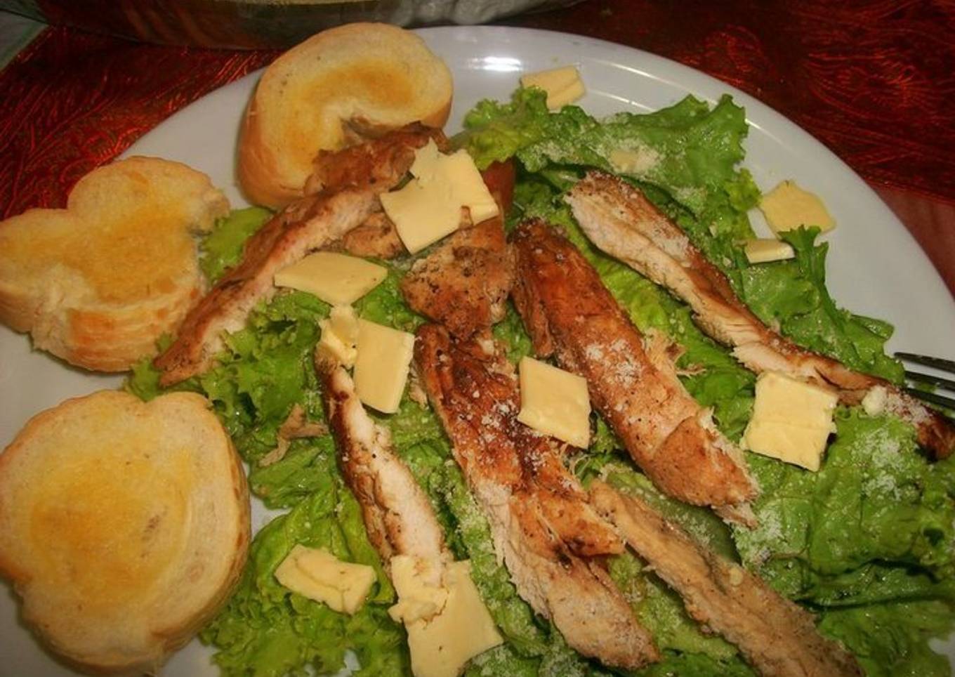 Ensalada César de pollo al pesto