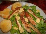 Ensalada César de pollo al pesto