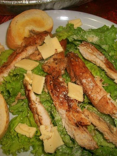 Una foto de Ensalada César de pollo al pesto