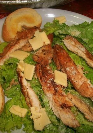 Una foto de Ensalada César de pollo al pesto