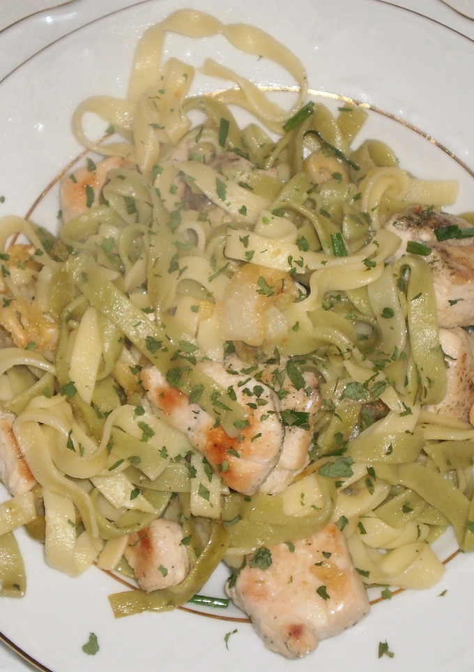 Una foto de Pasta con trocitos de pollo