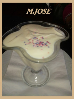 Una foto de Mousse de chocolate blanco con brandy