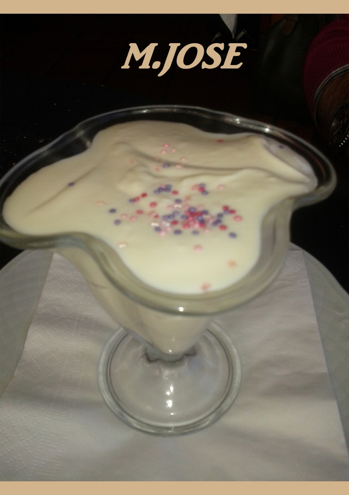 Una foto de Mousse de chocolate blanco con brandy