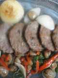 Hamburguesa con sofrito de verduras y champiñones