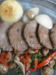 Una foto de Hamburguesa con sofrito de verduras y champiñones
