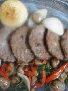 Una foto de Hamburguesa con sofrito de verduras y champiñones
