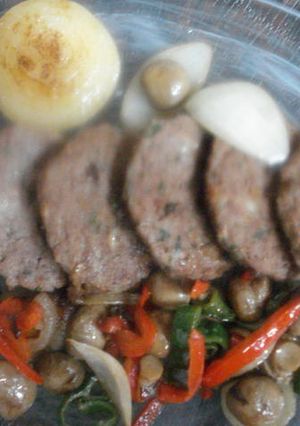 Una foto de Hamburguesa con sofrito de verduras y champiñones