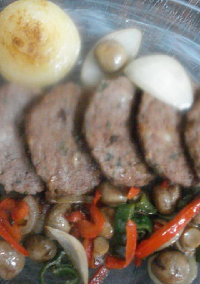 Una foto de Hamburguesa con sofrito de verduras y champiñones