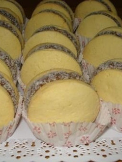 Una foto de Alfajores de maizena con dulce de leche y coco rallado