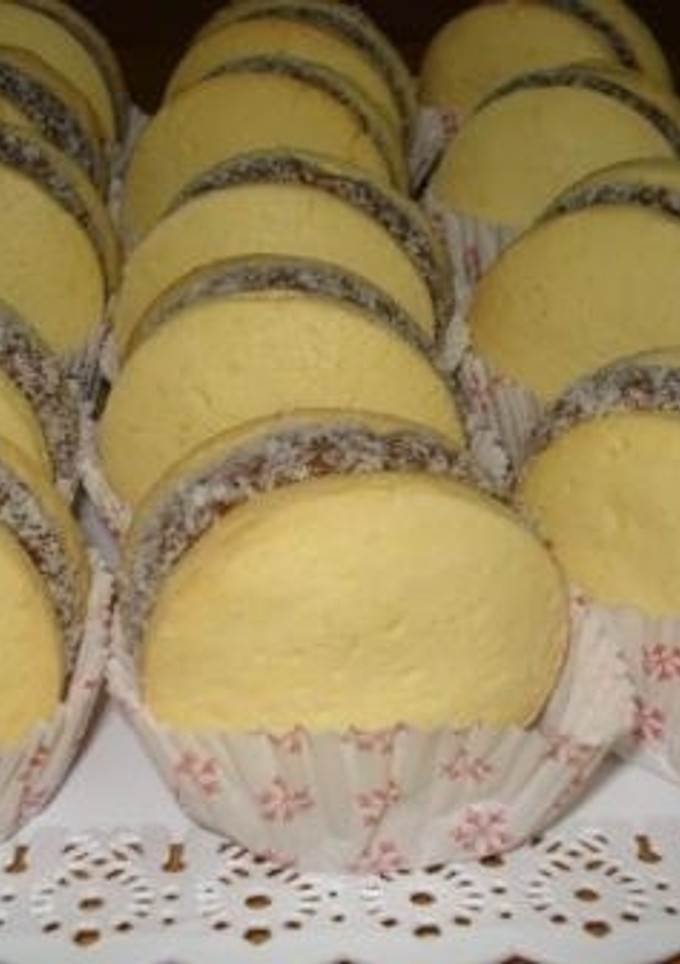 Una foto de Alfajores de maizena con dulce de leche y coco rallado